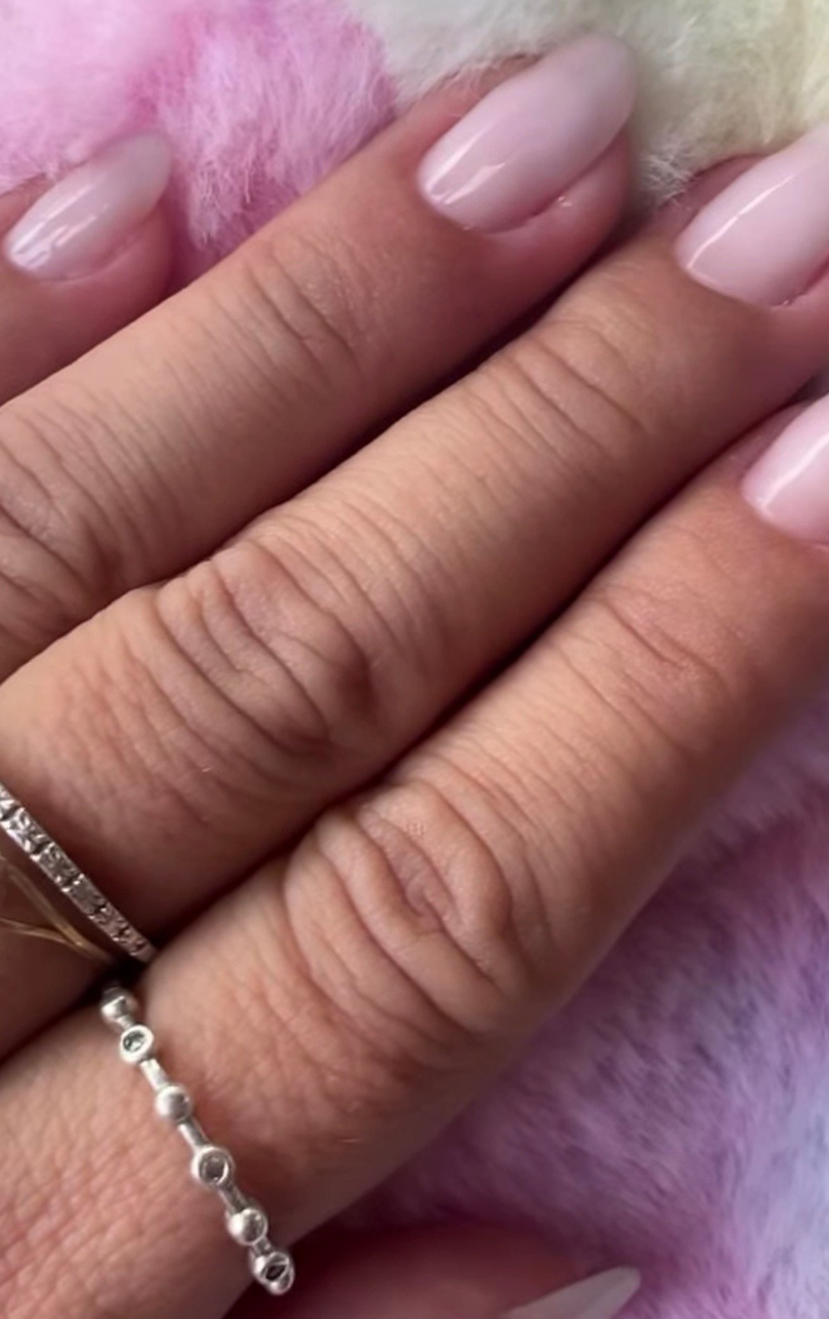 Detalhe de unhas delicadas em tom nude